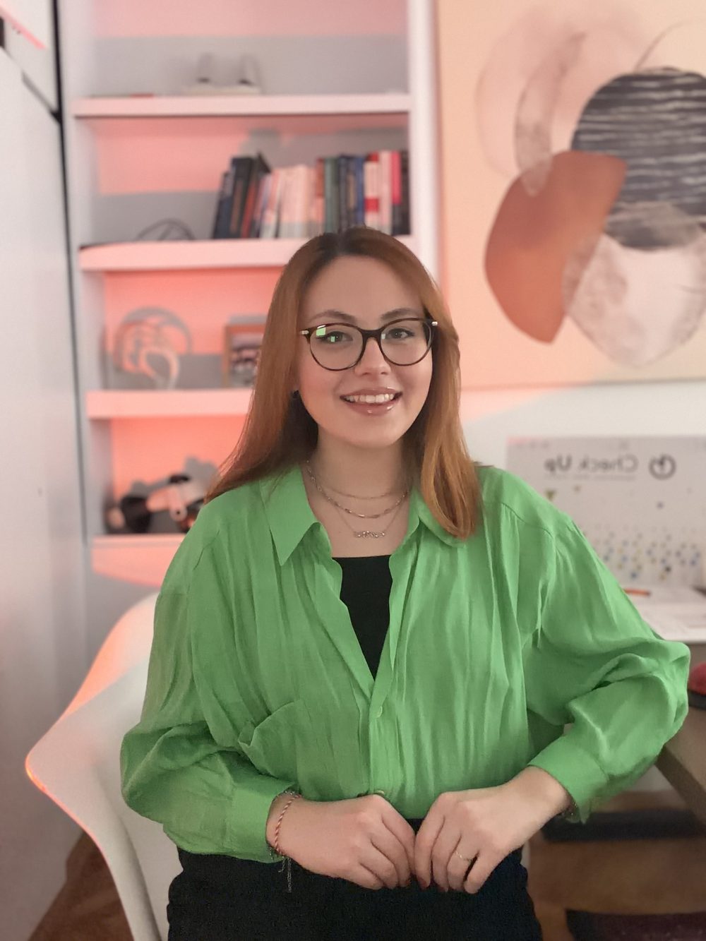 Cansu Parlak, kitaplığın önünde