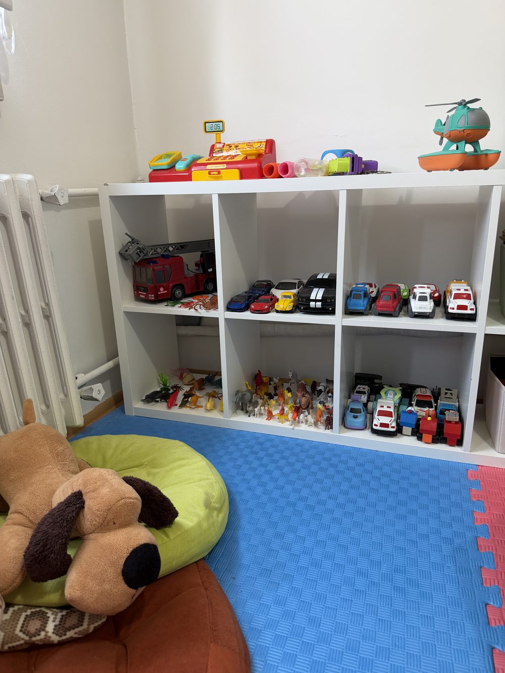 Oyuncak arabalar ve figürlerle dolu raflar